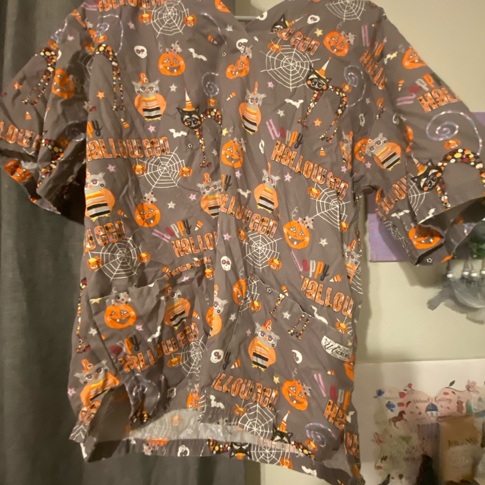Uniform Advantage two pocket Halloween printed scrub top. Size M.